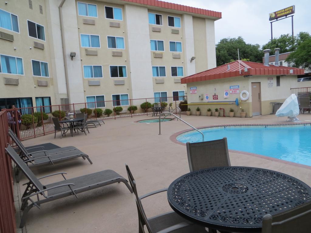 Super 8 By Wyndham Austin North/University Area Extérieur photo