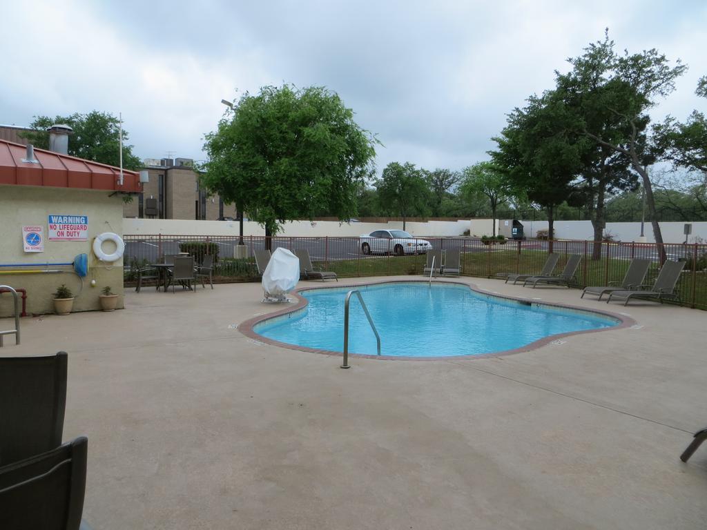 Super 8 By Wyndham Austin North/University Area Extérieur photo