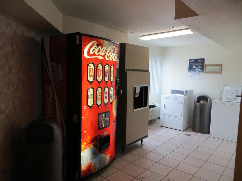 Super 8 By Wyndham Austin North/University Area Extérieur photo